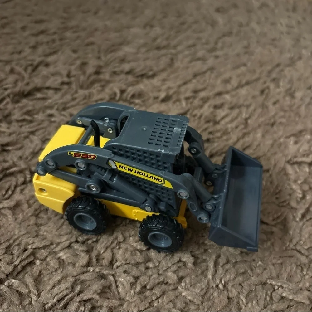 ERTL New Holland L230 Skid Steer Toy - 1:32 Scale Front Bucket